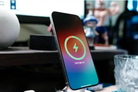 瓜州苹果15换屏服务分享用什么充电器给iPhone15充电更好 